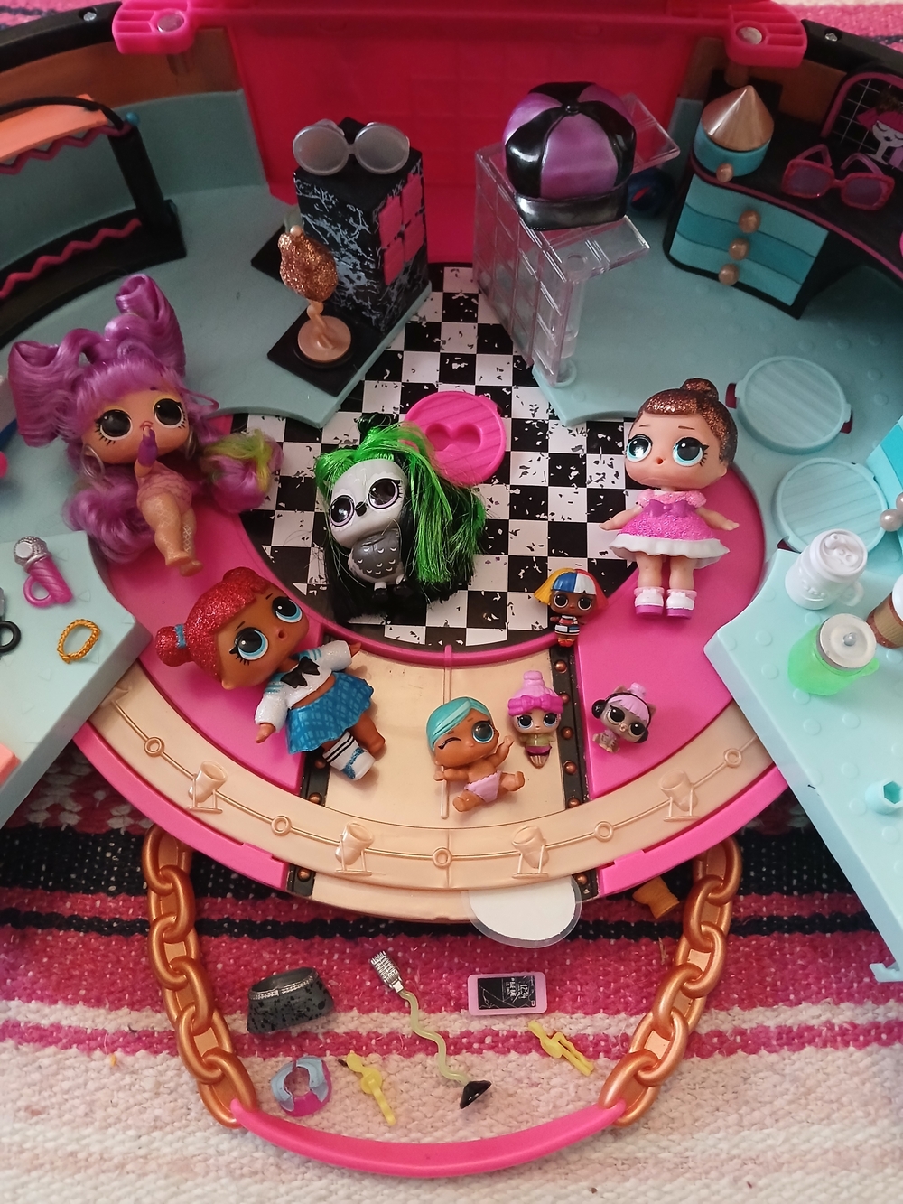 L.O.L. Surprise! Pink Playset Carry Case with Dolls - Picture 4 of 9